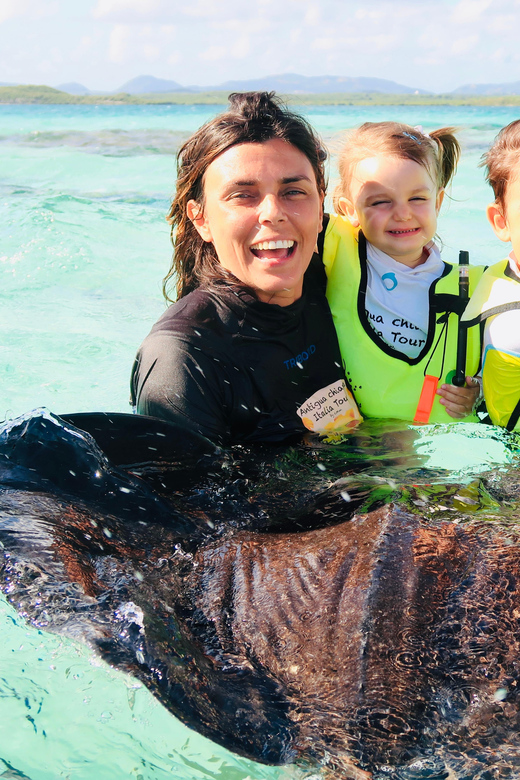 Antigua: Stingray City Experience with Round-Trip Transfer - Seventy minutes among the stingrays